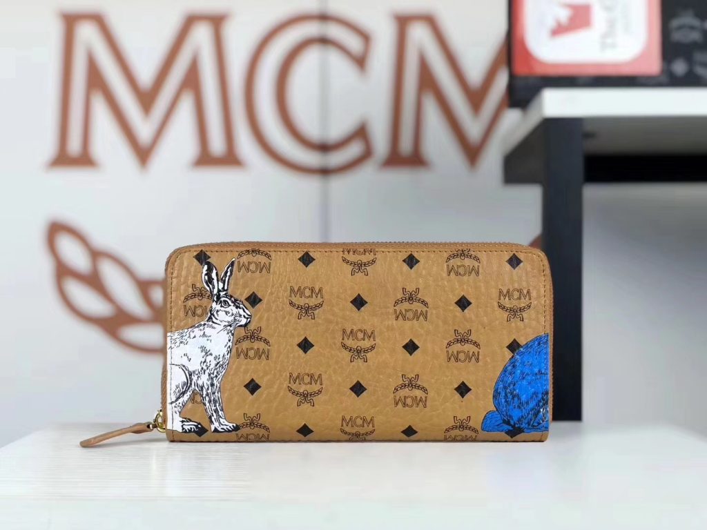 MCM 19秋冬新款 Rabbit 捉迷藏兔子拉链钱包（土黄）以潮流风格为设计理念